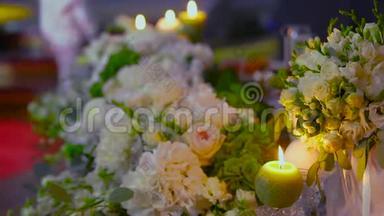 婚礼装饰，玻璃瓶中的蜡烛。 烛台上的婚礼蜡烛